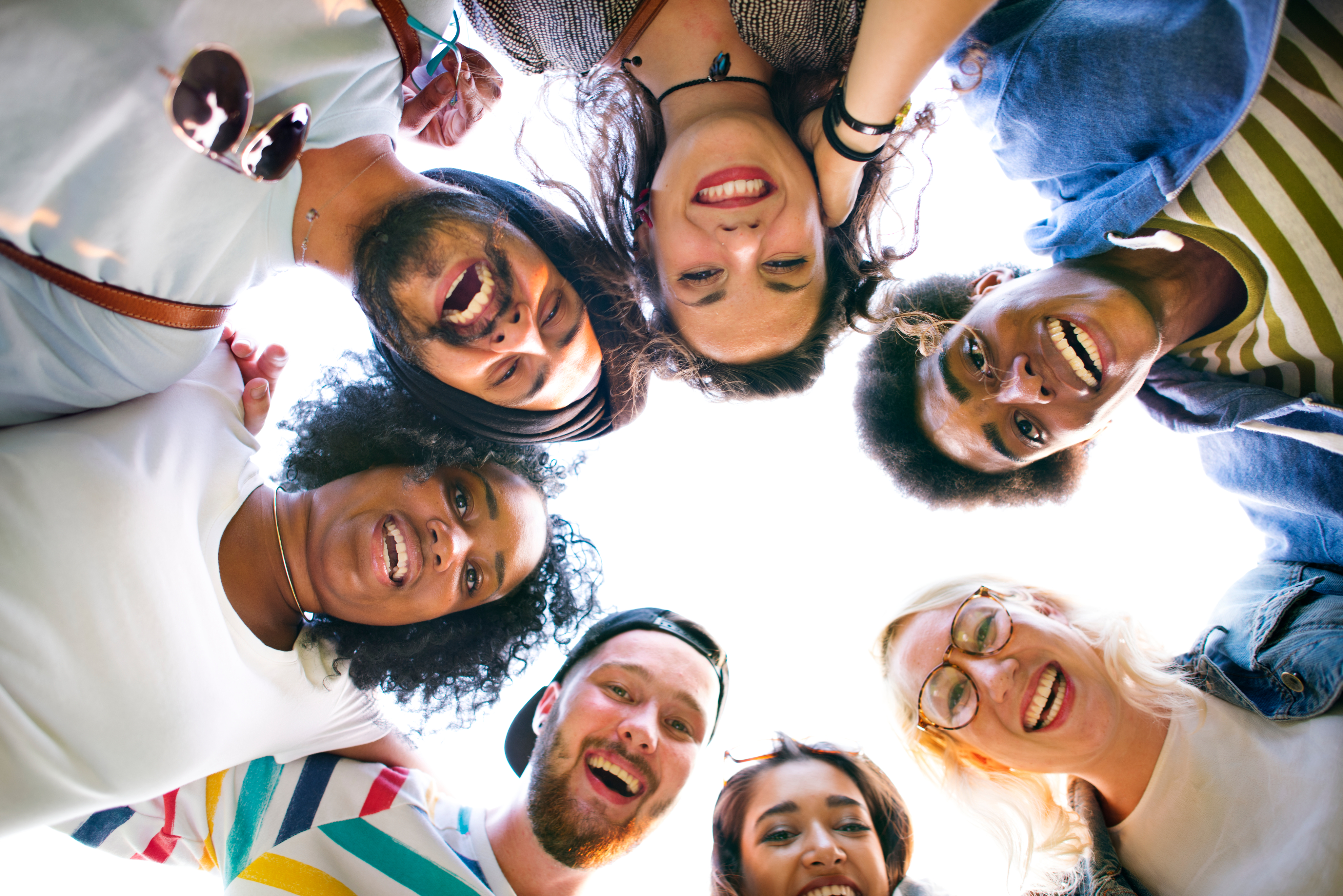 Groupe d'amis divers en cercle
