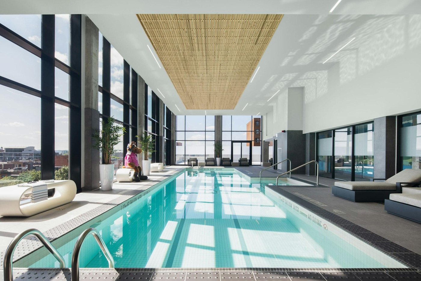 La piscine intérieure du Moxy Ottawa Downtown