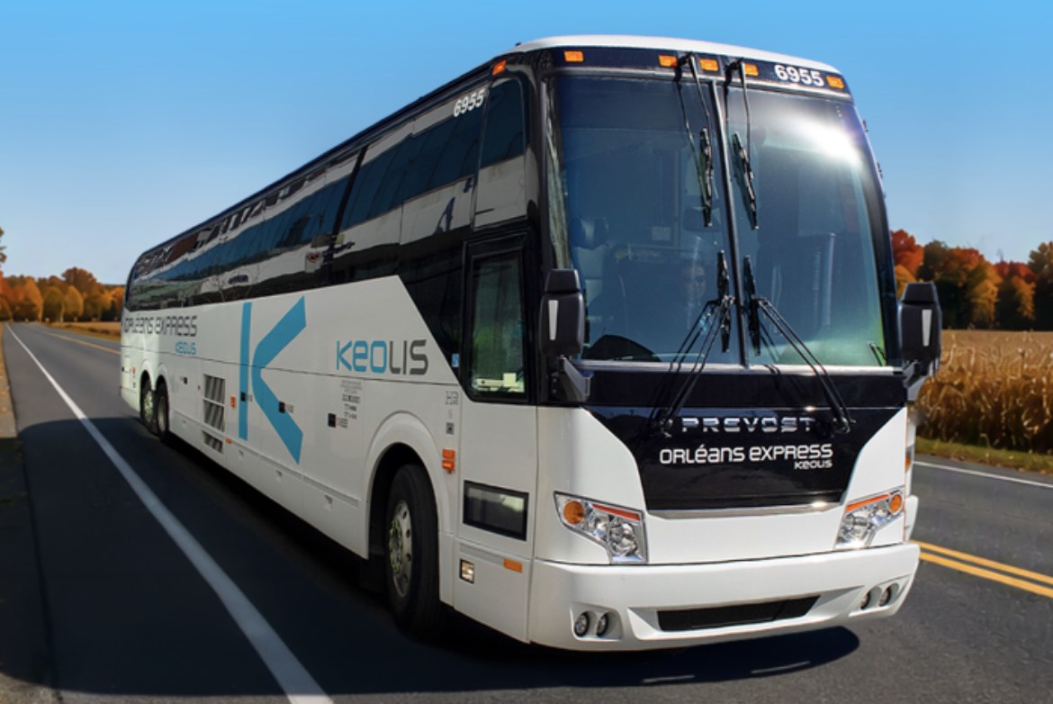 Un autocar Orléans Express sur une route de campagne à l'automne